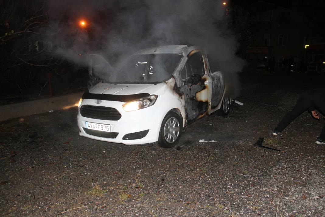 Konya'da ailesiyle tartışan kişi aracını yaktı 2